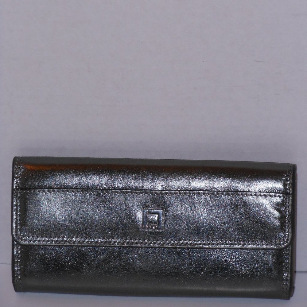 LODIS SILVER CLASSIC LEATHER WALLET FLAP OVER SNAP CLOSURE